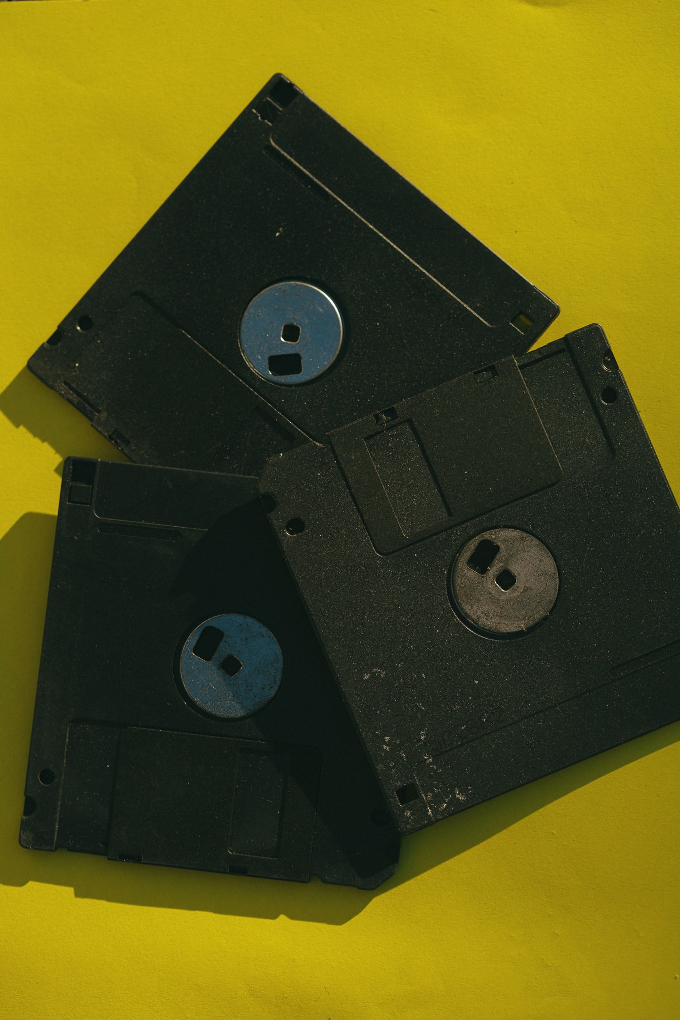 Staré čierne diskety na žltom povrchu
