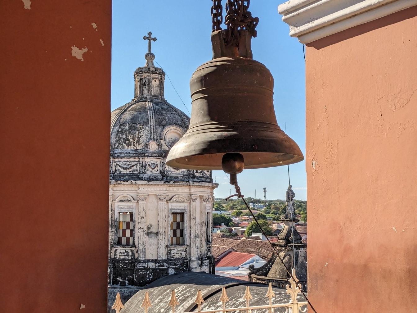 Litinový zvon na zvonici kostela Nejsvětějšího milosrdenství v Nikaragui na Grenadě