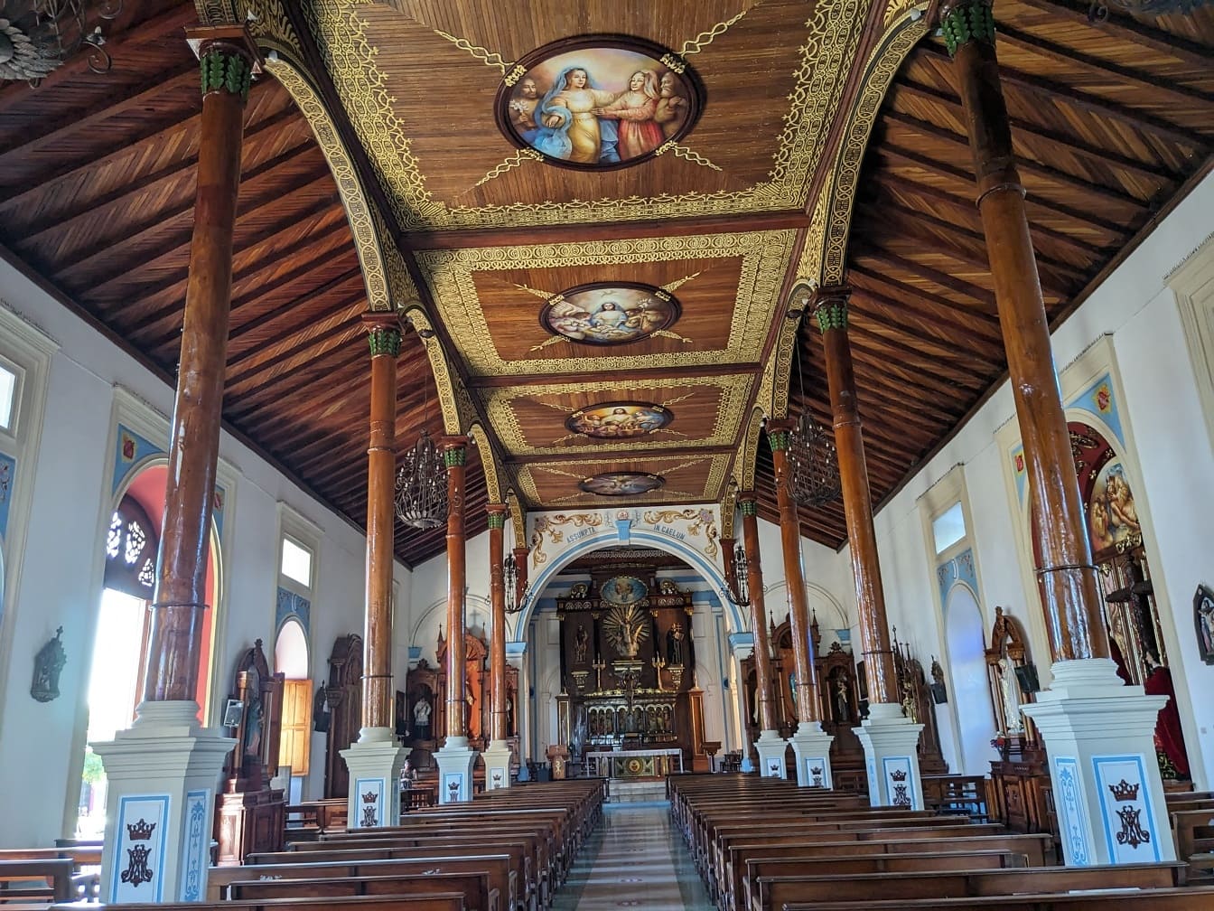 Interiorul bisericii catolice goale Xalteva din Grenada