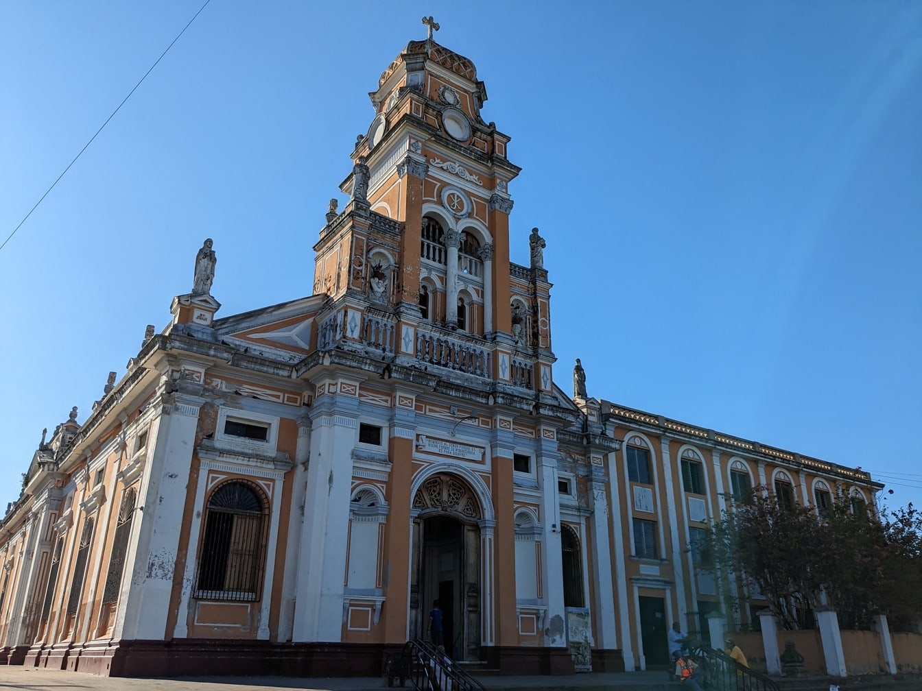 그레나다의 시계탑이 있는 Xalteva의 식민지 스타일 교회