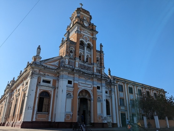 Kostel Xalteva v koloniálním stylu s hodinovou věží v Grenadě
