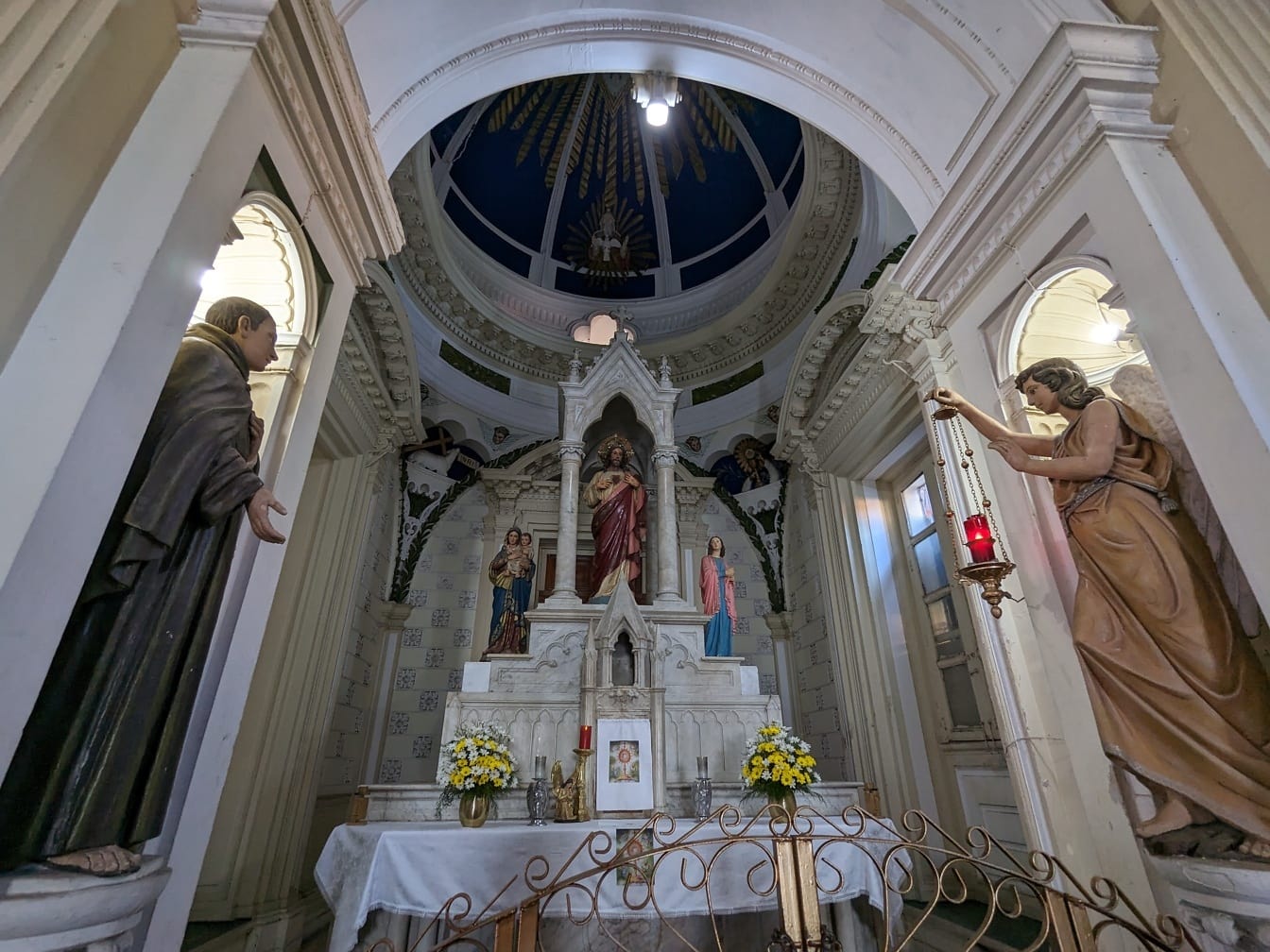 Standbeeld van Jezus Christus in altaar in een kerk van de Barmhartigheid