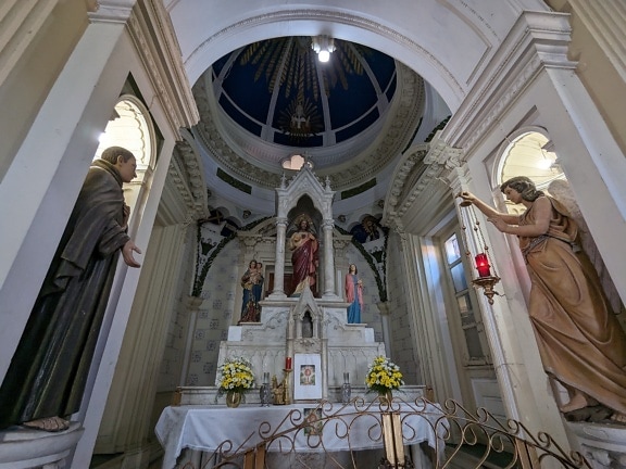 Staty av Jesus Kristus i altare i en barmhärtighetens kyrka