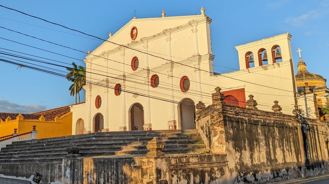 Церковь Сан-Франциско в колониальном архитектурном стиле в Гранаде в Никарагуа