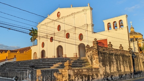 Gereja San Francisco dalam gaya arsitektur kolonial di Granada di Nikaragua