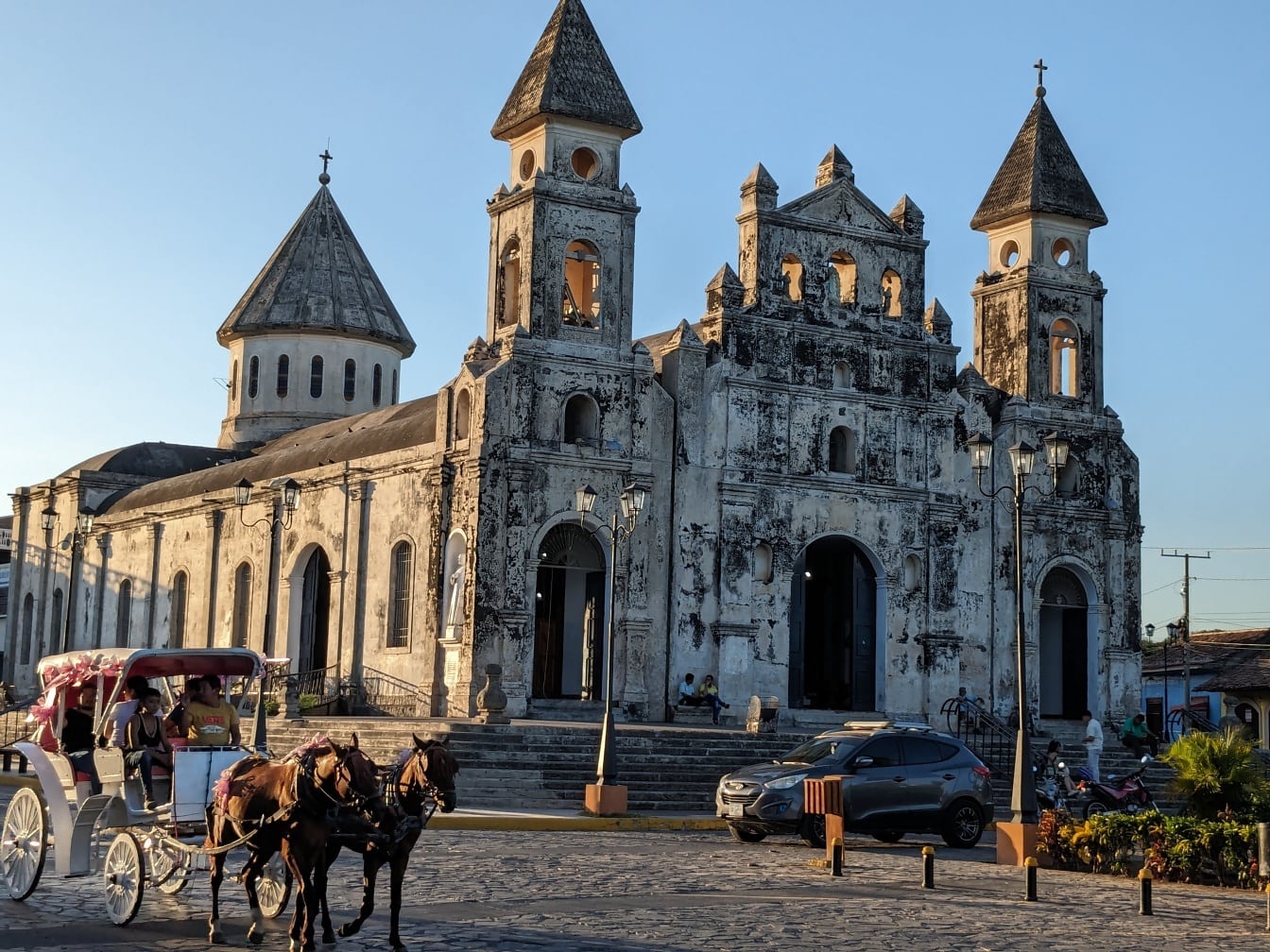 Trăsură trasă de cai în fața unei biserici Guadalupe din Granada, Nicaragua