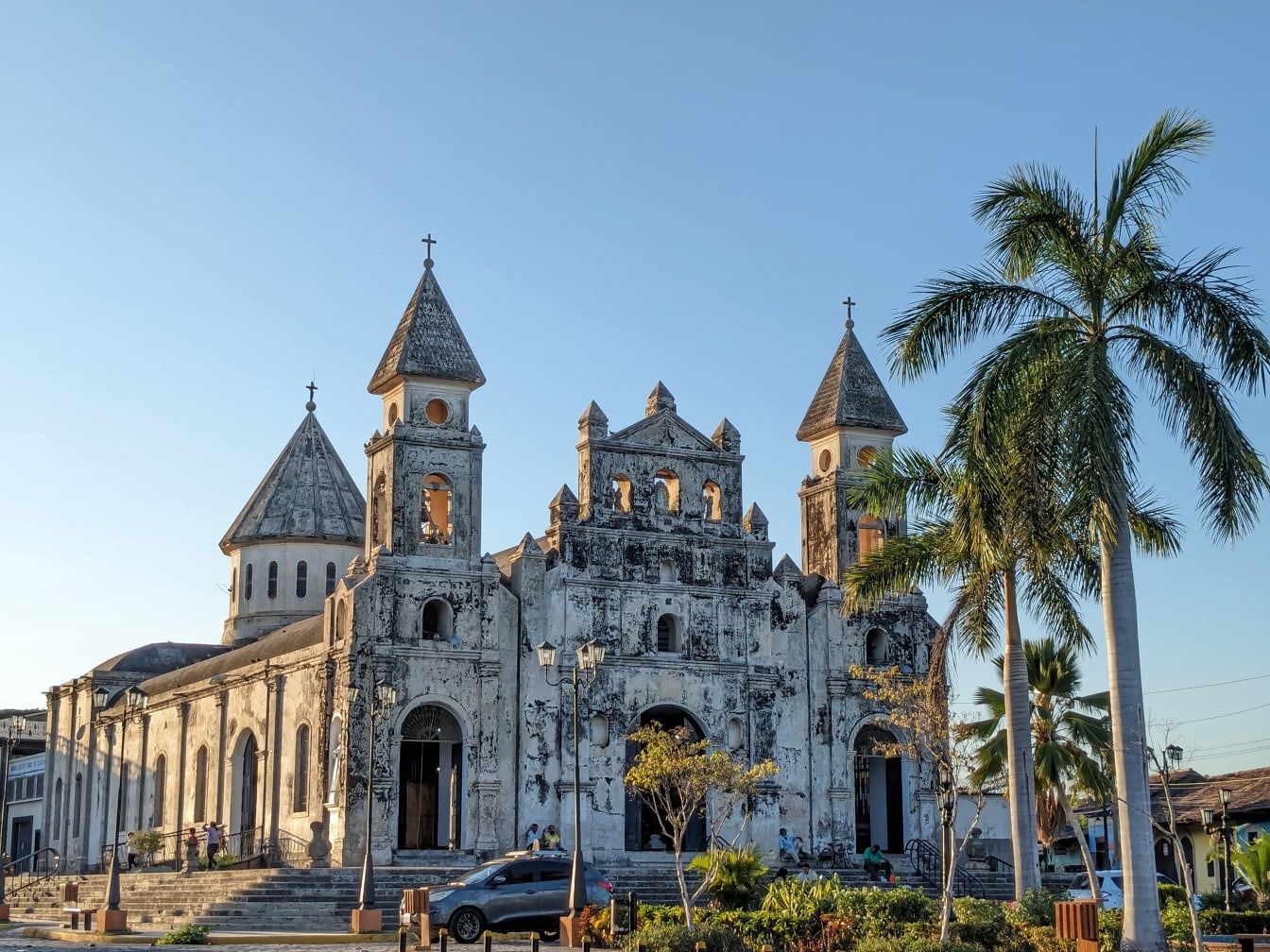Chiesa di Guadalupe a Granada in Nicaragua con una palma di fronte