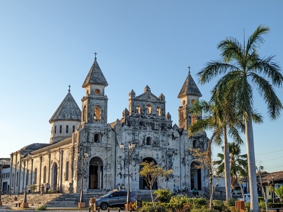De kerk van Guadalupe in Granada in Nicaragua met een palmboom op het voorzijde