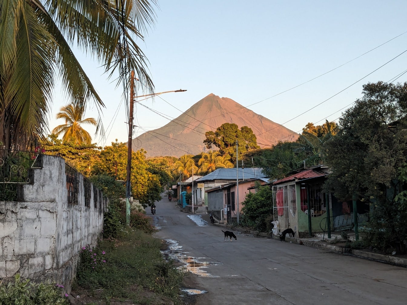 Straße mit Häusern im Armenviertel mit Berg im Hintergrund
