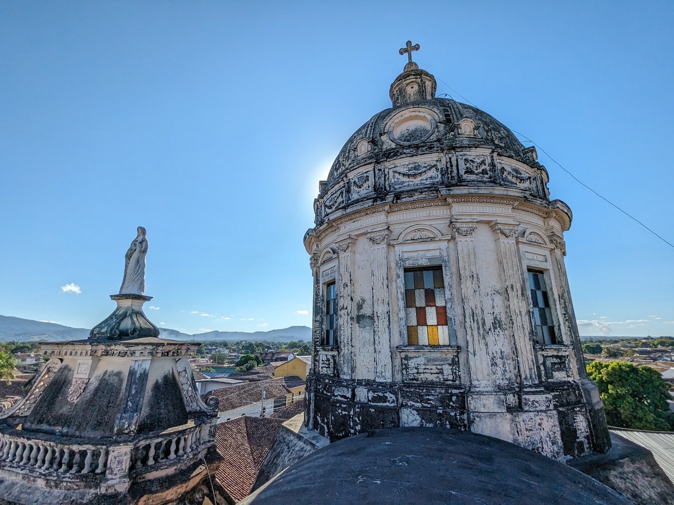 Budova kostola milosrdenstva s kupolou a sochou na vrchole
