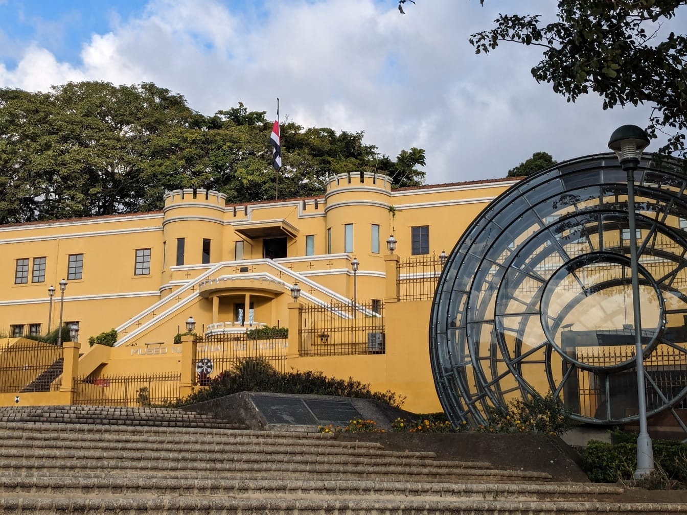 코스타리카 국립 박물관 앞에 둥근 구조물이 있습니다.