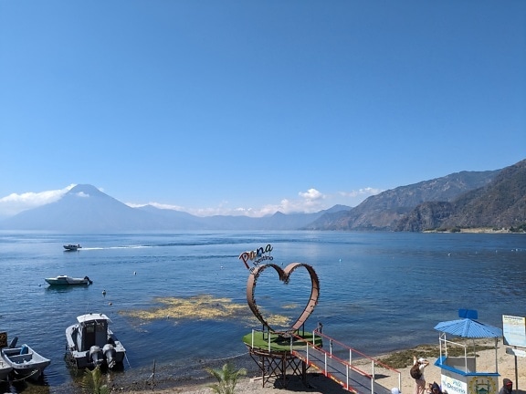 Rzeźba w kształcie serca na plaży jeziora Atitlan w Gwatemali