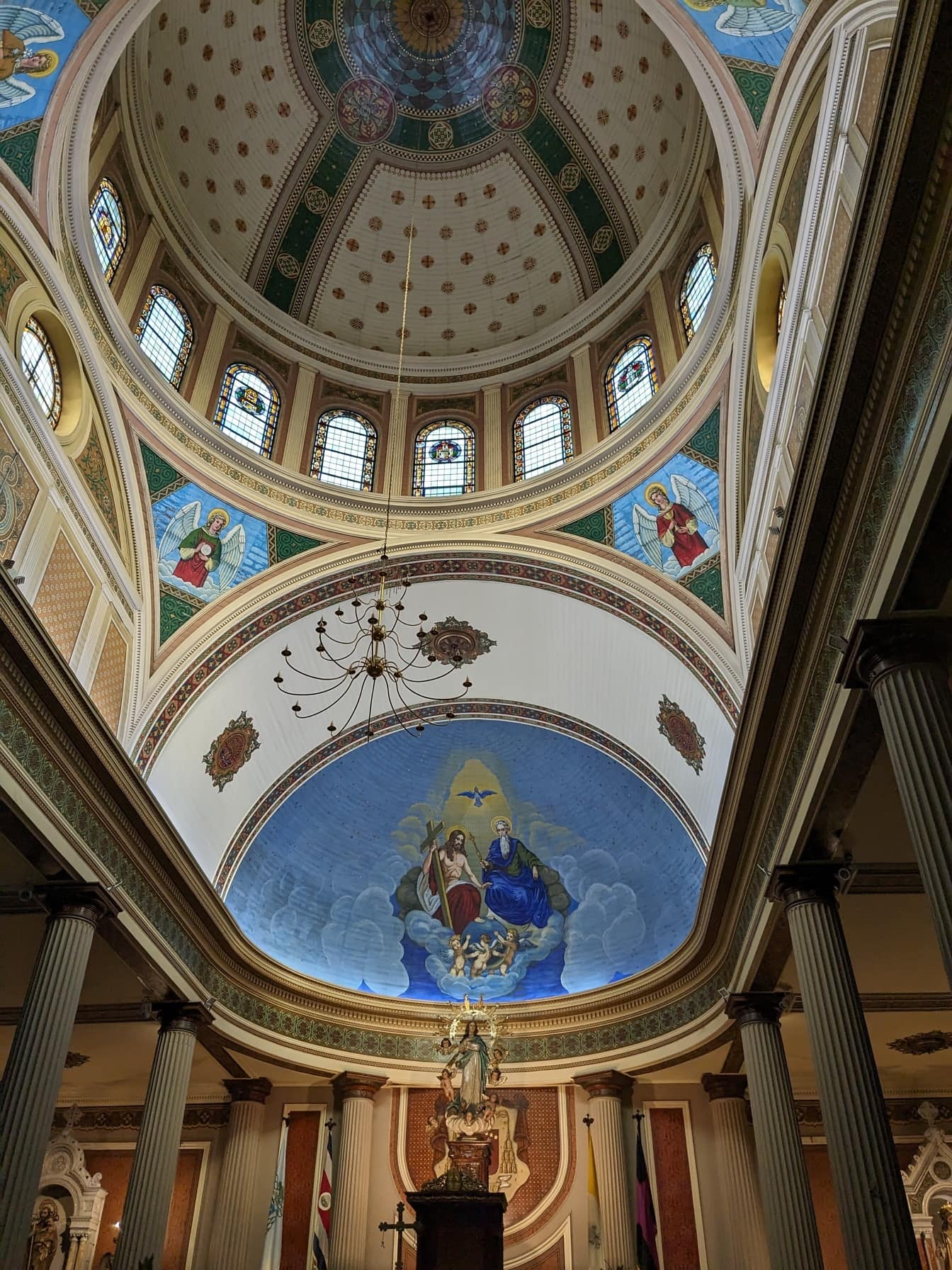 De Metropolitan kathedraal van San José met koepel met een symmetrische frescco op het plafond
