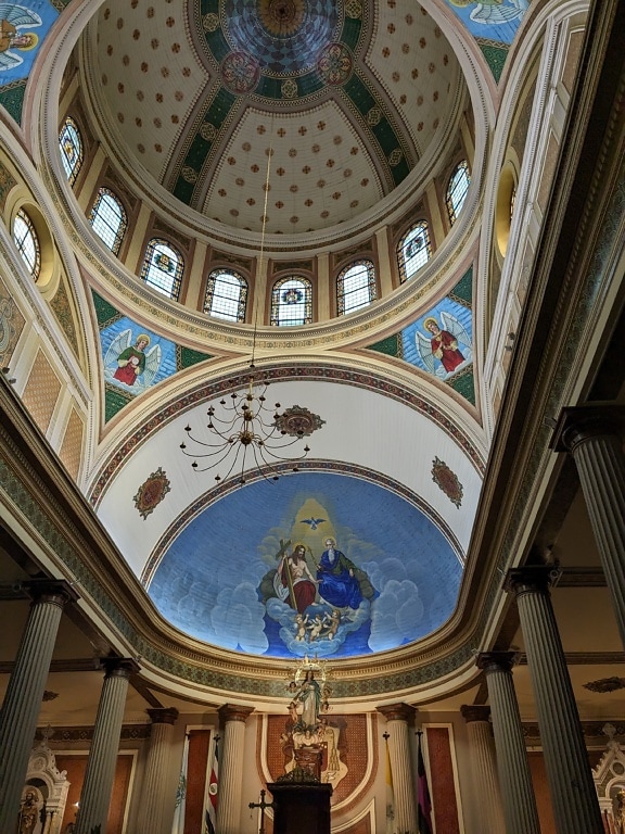 La cathédrale métropolitaine de San José avec un dôme avec une fresque symétrique au plafond