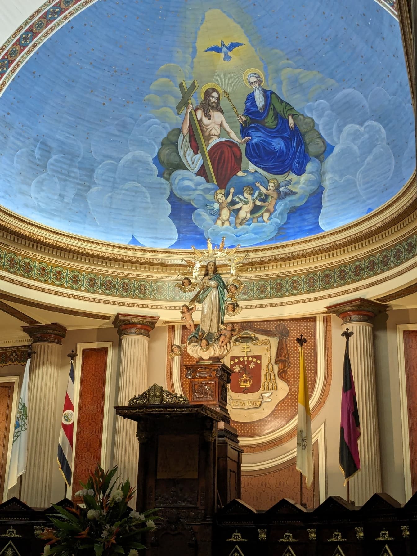 San Jose’s Metropolitan kathedraal met koepel met een frescco op het plafond
