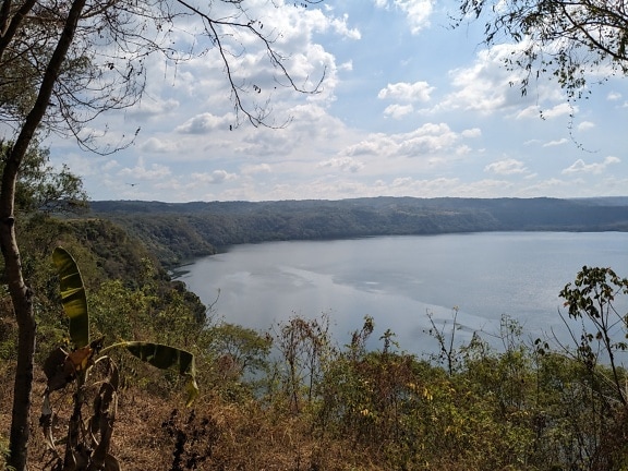 Panorama da reserva natural da lagoa Apoyo