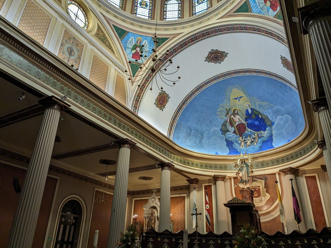Metropolitan Cathedral van San José met een fresco op koepelplafond