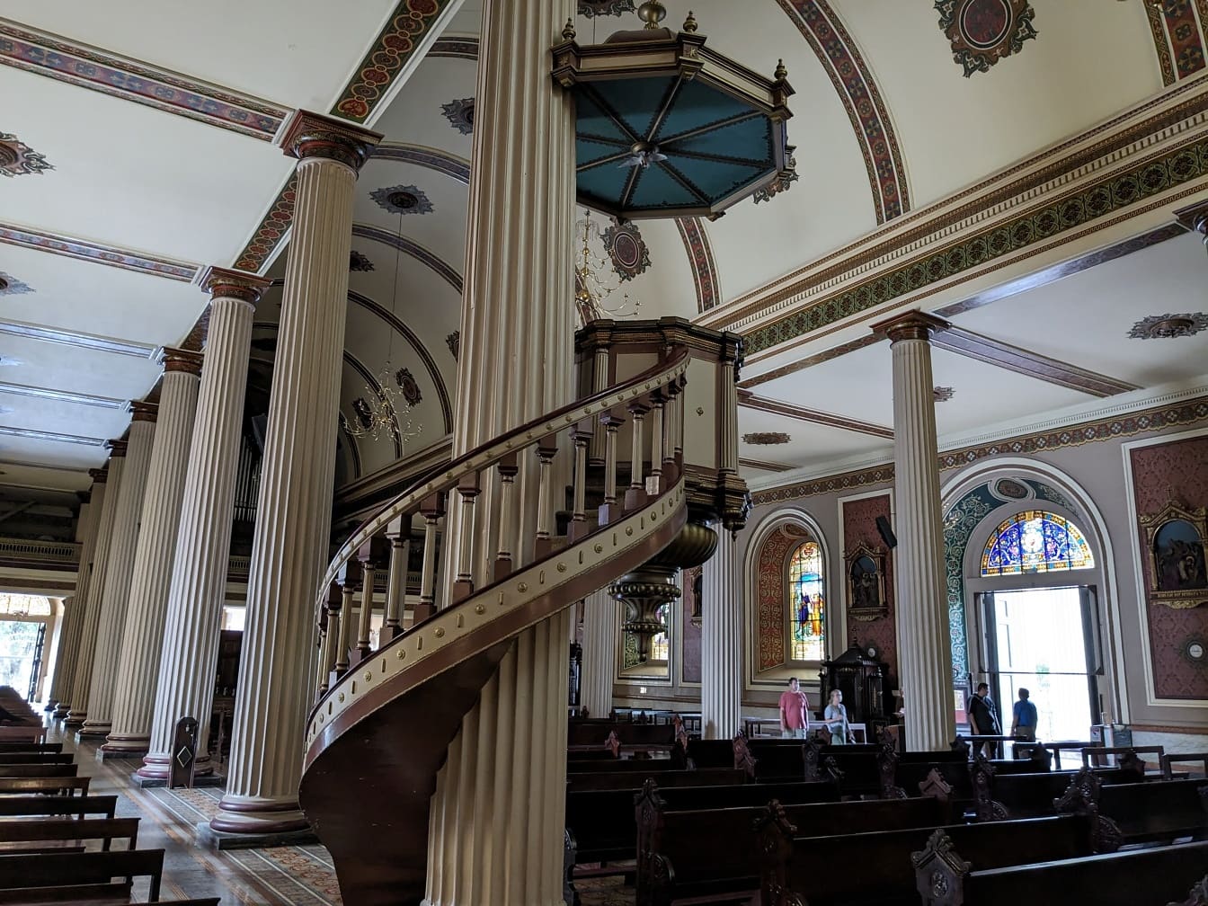 Интерьер кафедрального собора Сан-Хосе с винтовой лестницей