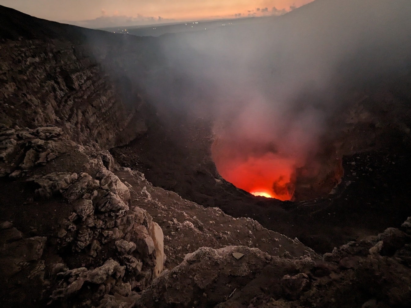 Вулканът Масая с гореща лава на дъното на кратера