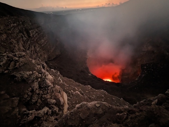 Masaya火山，火山口底部有炽热的熔岩