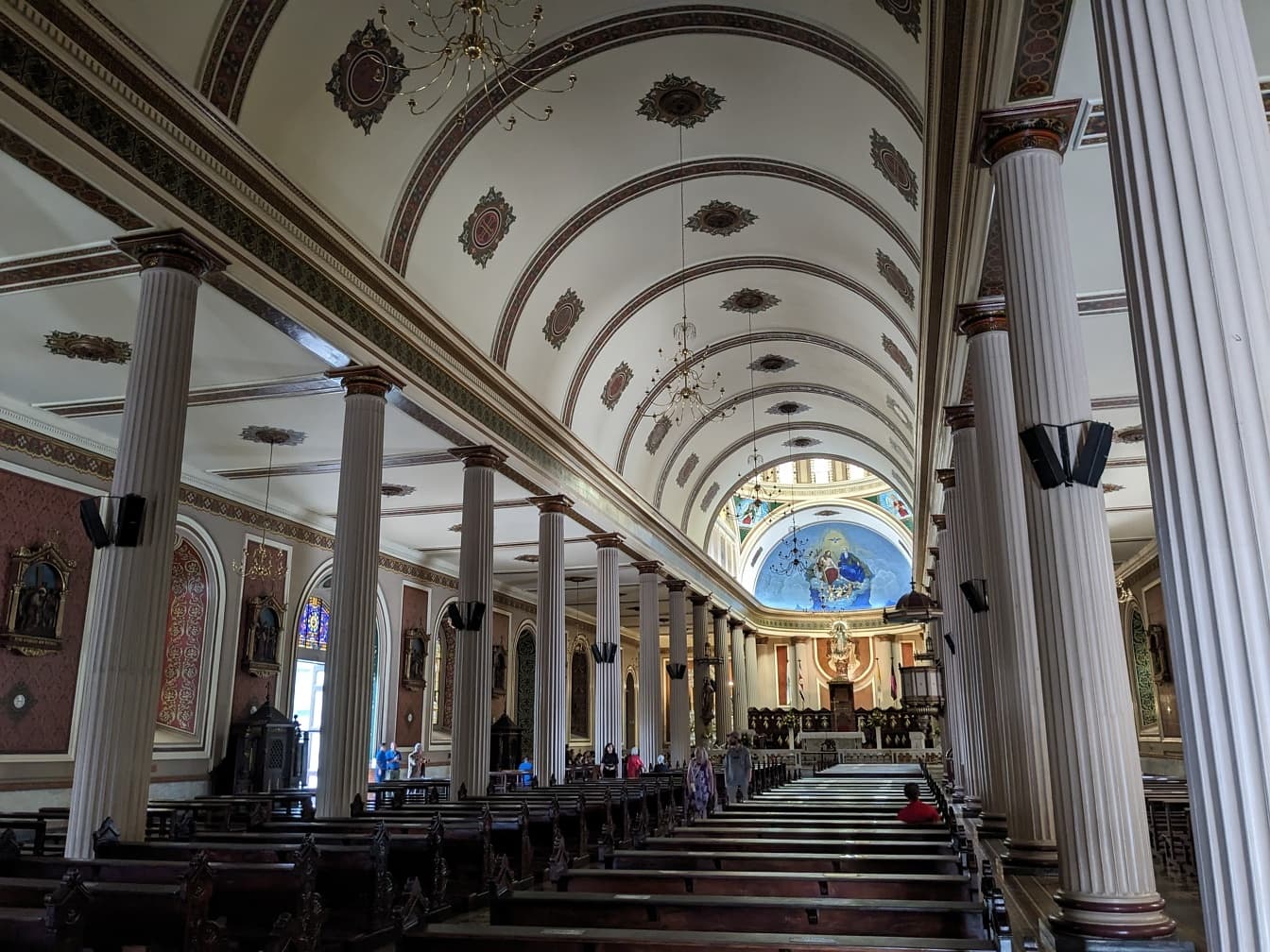 Interior de la Catedral Metropolitana de San José en Costa Rica