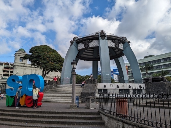 Người dân đứng trong công viên trung tâm của thành phố San José ở Porto Rico