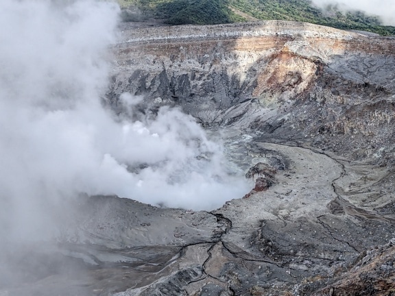 Kráter sopky Poás v Kostarike s parou vychádzajúcou z neho