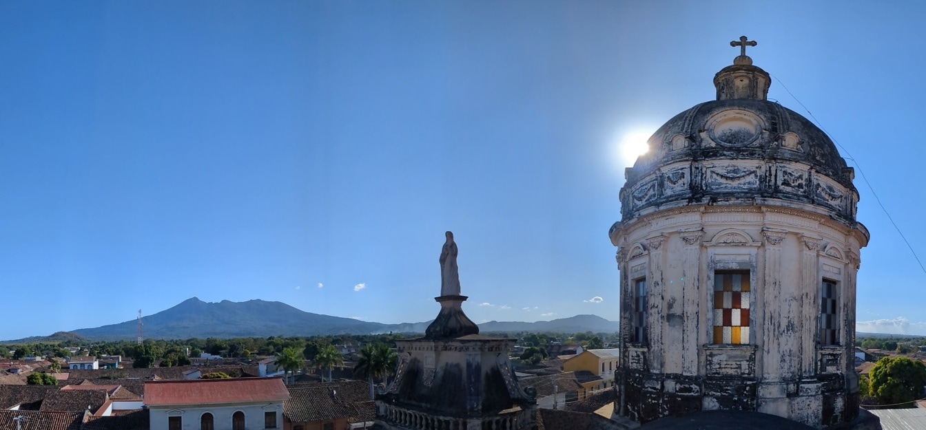 Estátua em estilo colonial no topo de um edifício em Granada na Nicarágua
