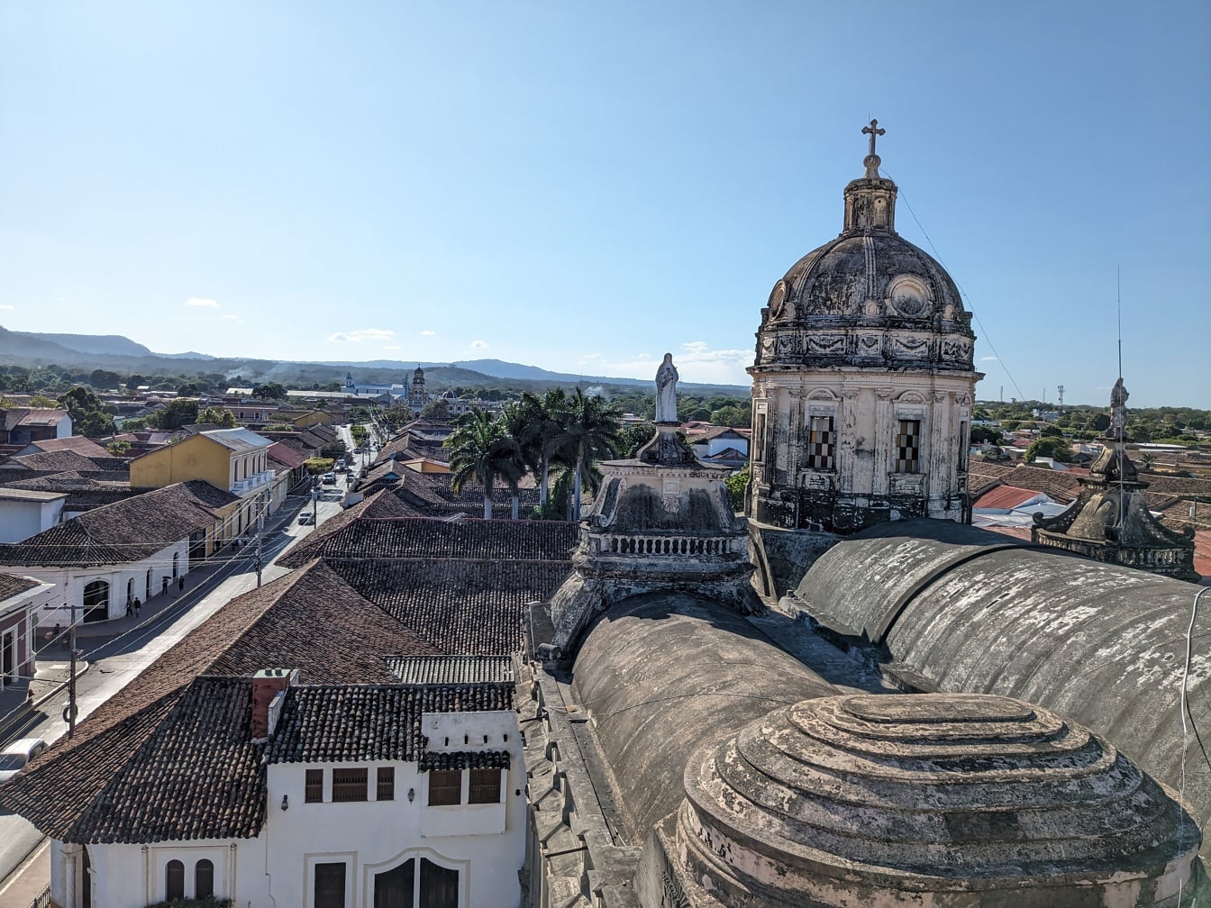 Edificios coloniales en el centro de Granada en Nicaragua con azotea de la iglesia de la Merced