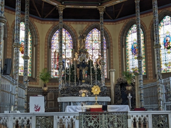 コスタリカのサンホセのメトロポリタン大聖堂の祭壇のあるインテリア