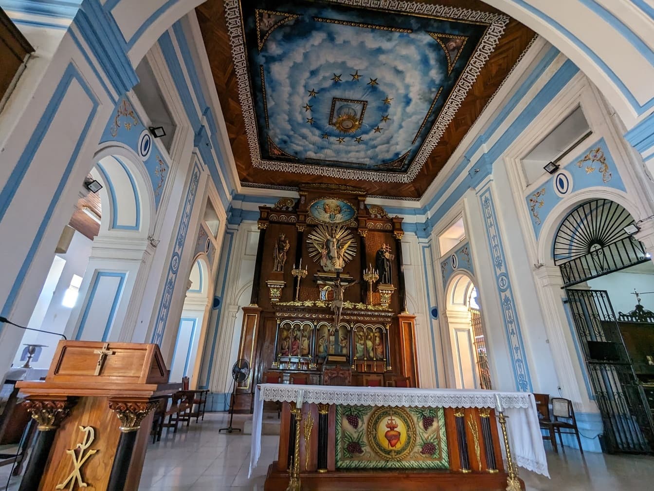 尼加拉瓜格拉纳达的 Xalteva 教堂内部，天花板上有壁画