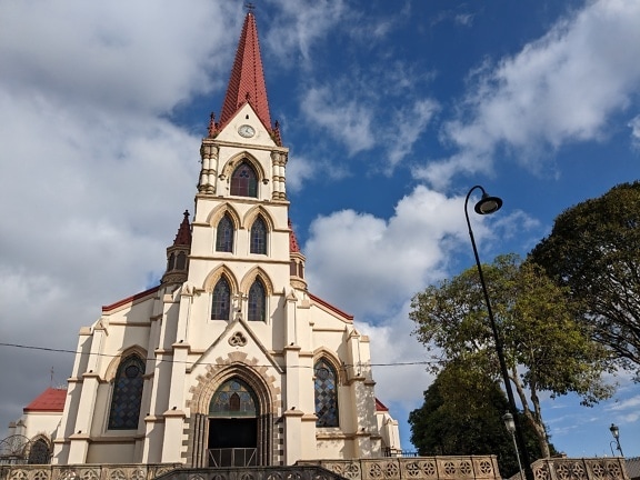 Kostel Panny Marie Milosrdné v koloniálním architektonickém stylu s červenou střechou
