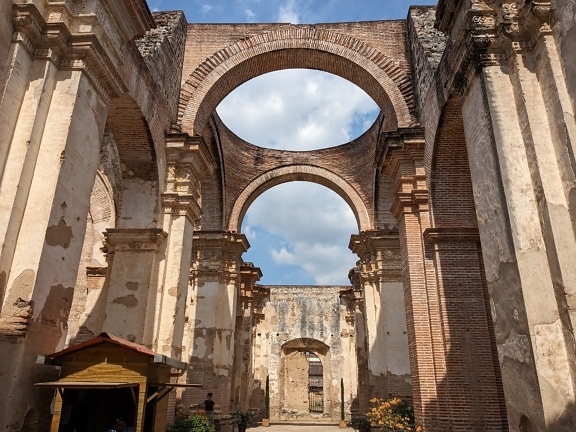 Ruiner av katedral med valv i kolonial arkitektonisk stil i Antiqua i Guatemala