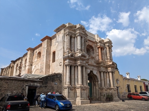 Resti della chiesa del Carmen nella città di Armero con le auto nel parcheggio di fronte ad essa