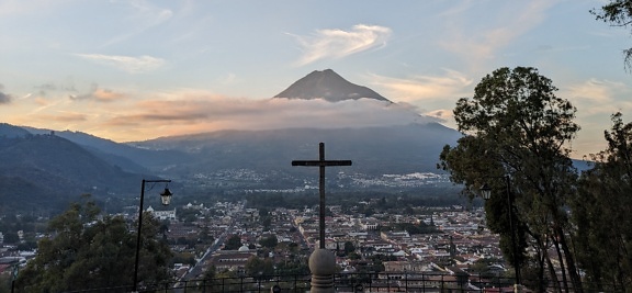 과테말라의 관광 명소 인 십자가의 언덕에있는 기둥에 십자가