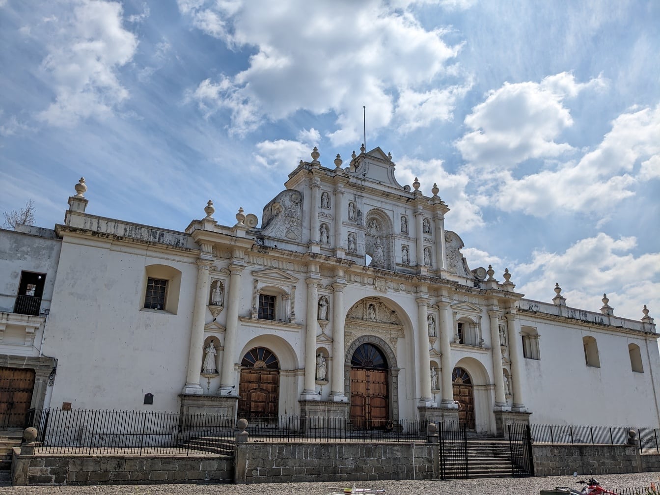 Catedrala Saint Jose din Antigua din Guatemala în stil arhitectural colonial