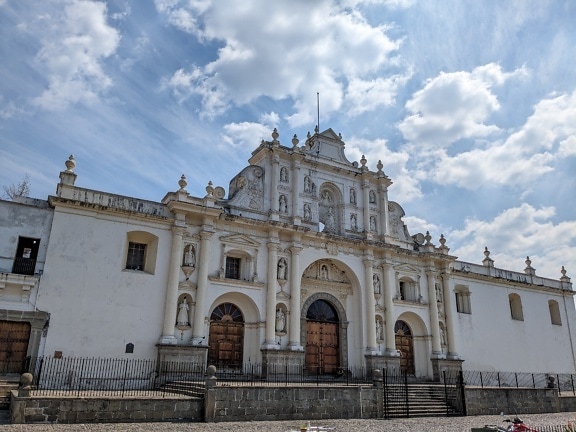 Katedrála svatého José v Antigue v Guatemale v koloniálním architektonickém stylu