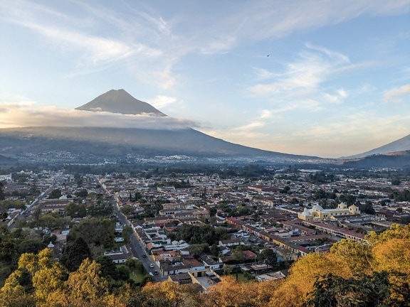 Miasto w Gwatemali ze szczytem górskim ponad chmurami w tle