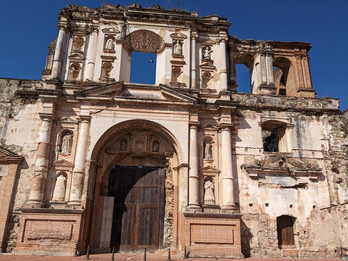 Ruinen des alten Gebäudes im Kolonialstil des Kollegs der Gesellschaft Jesu