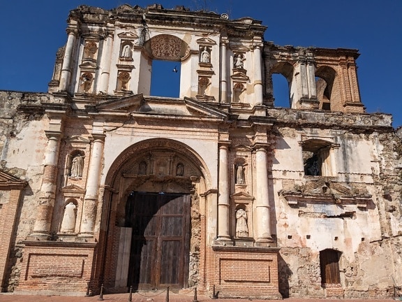 Zřícenina staré koloniální budovy koleje Tovaryšstva Ježíšova