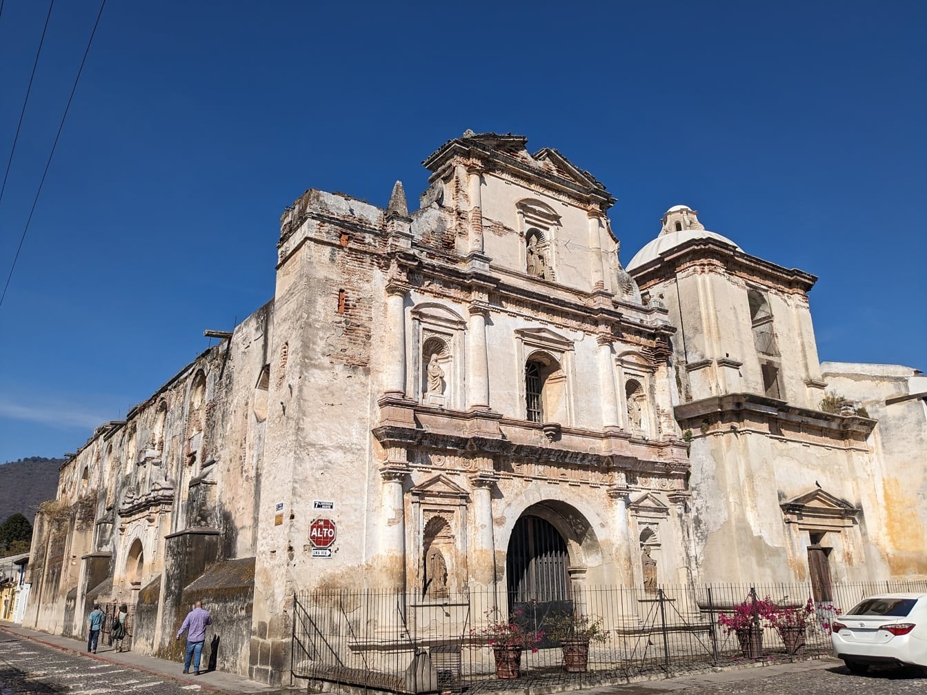 Nhà thờ San Agustin ở Antigua ở Guatemala