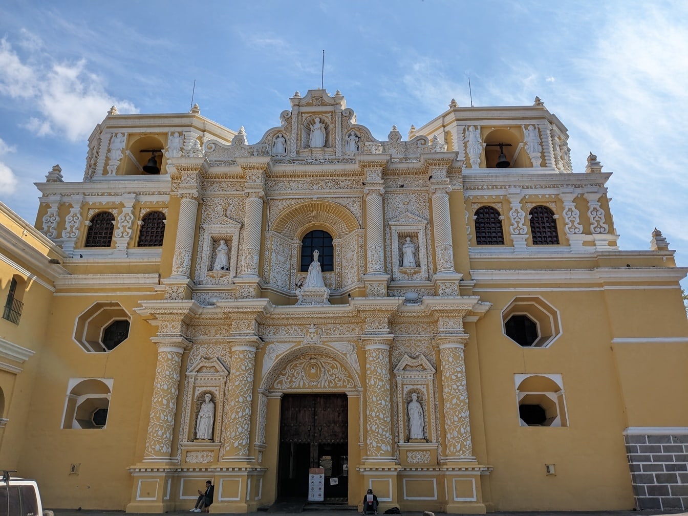 Exteriér kostela Panny Marie Milosrdné v Antigue v Guatemale s výzdobou fasády v koloniálním stylu