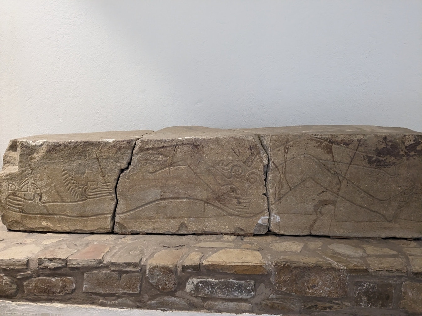 Каменният блок на древните маи с рисунки върху него