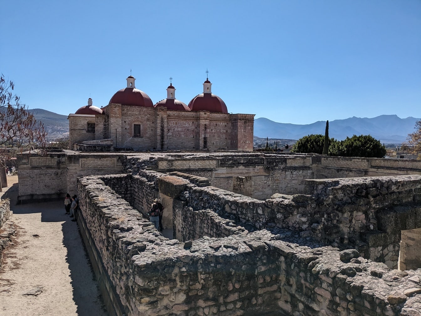 ภายนอกโบสถ์โคโลเนียลใน Mitla ใน Oaxaca ในเม็กซิโก