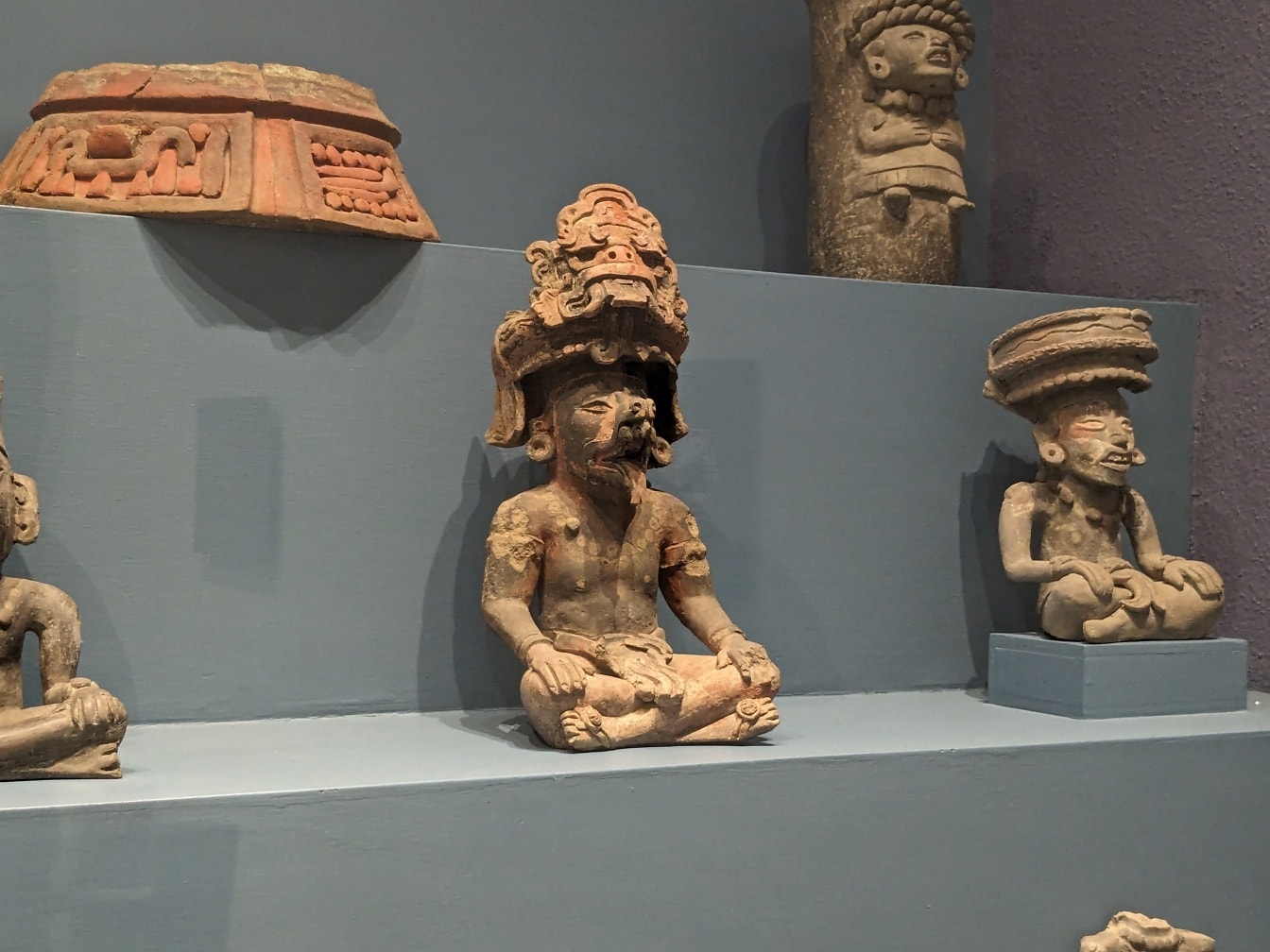 Staroveké mexické sochy vo forme pohrebnej urny v múzeu v Oaxaca v Mexiku