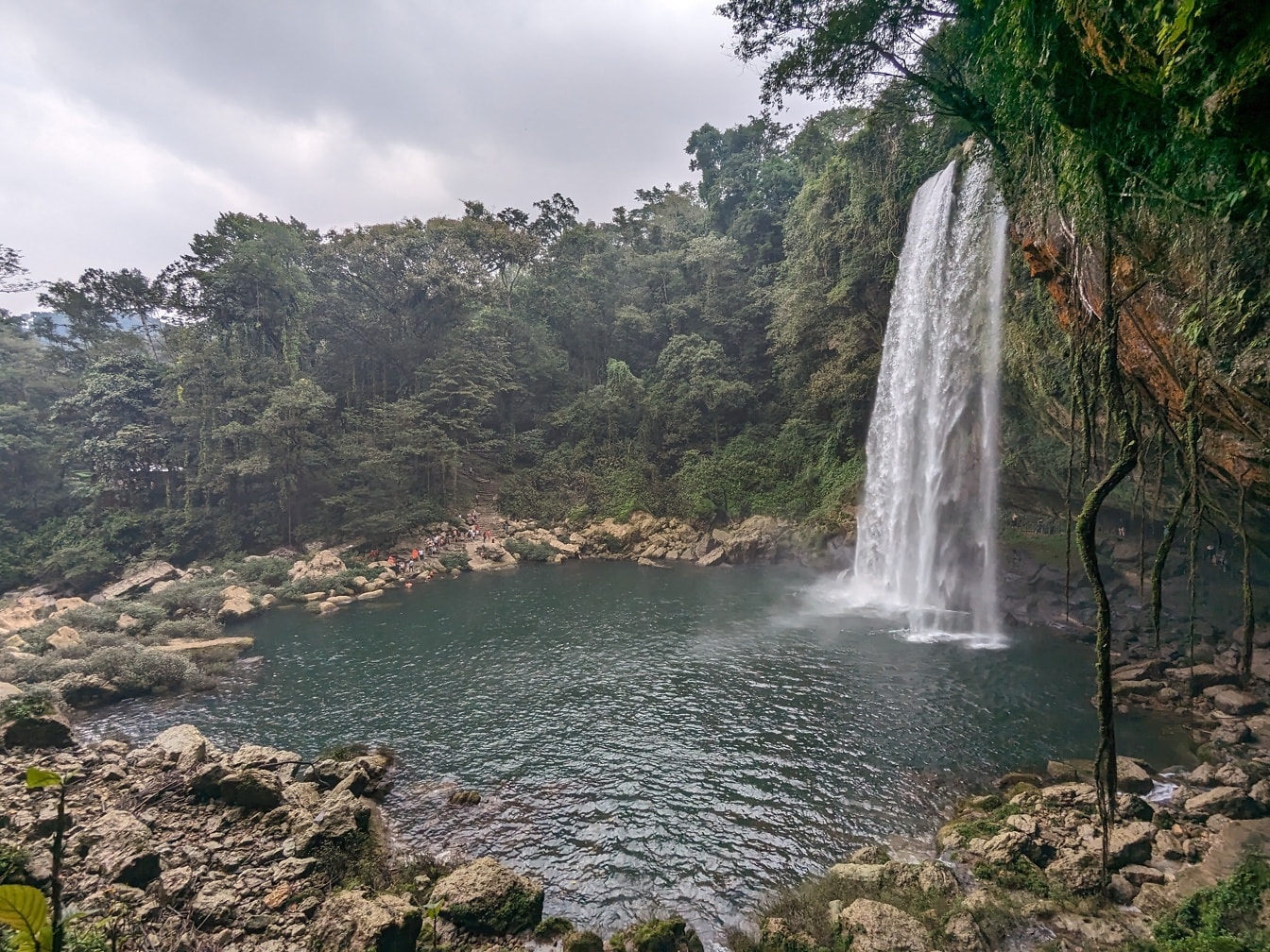 Cascata di Misol-Ha nel mezzo di una foresta nella giungla