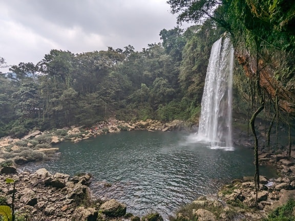 Vodopád Misol-Ha uprostřed pralesa v džungli