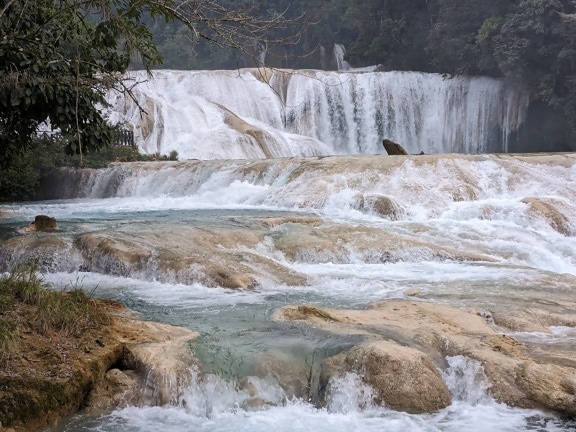 Vodopády Agua Azul v přírodním parku v Mexiku se skalami a stromy
