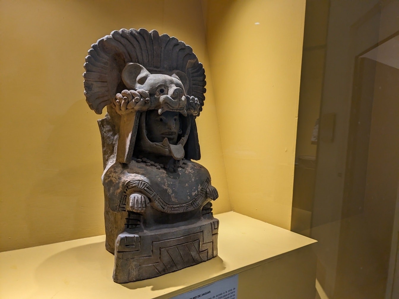Індіанська статуя людини з головою ведмедя в Оксаці, Мексика