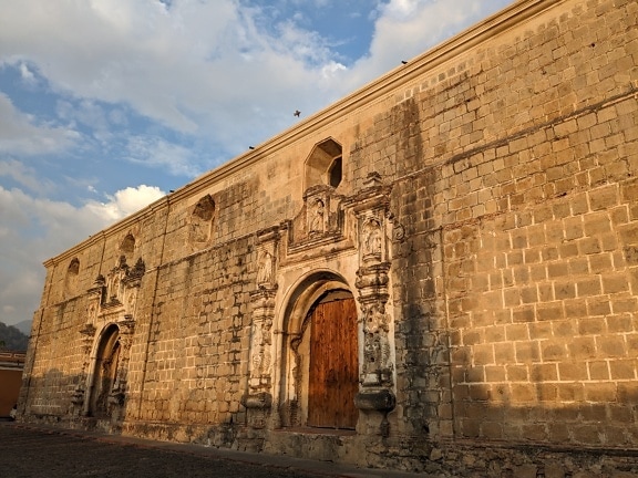 페루 쿠스코시의 산타 클라라 아치, 식민지 건축 양식의 건물